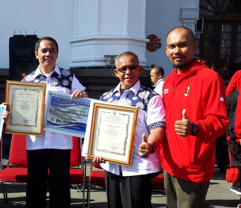 Agus Rusdiana, S.Pd., MA., Ph.D. Meraih Penghargaan Sebagai Akademisi Berprestasi Kategori Sport Science dari Gubernur Jawa Barat